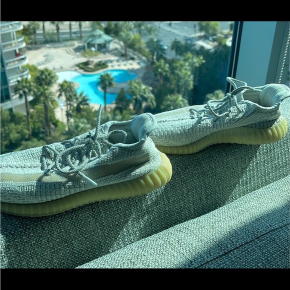 2 pair of Yeezy Boost 350 V2 - Picture 4 of 16